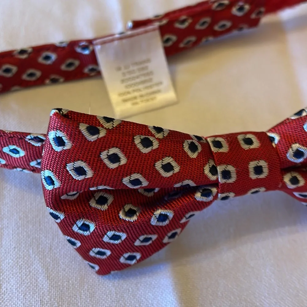 Boys bow tie. Red with blue diamond. Size 4-6. Velcro close. great condition.